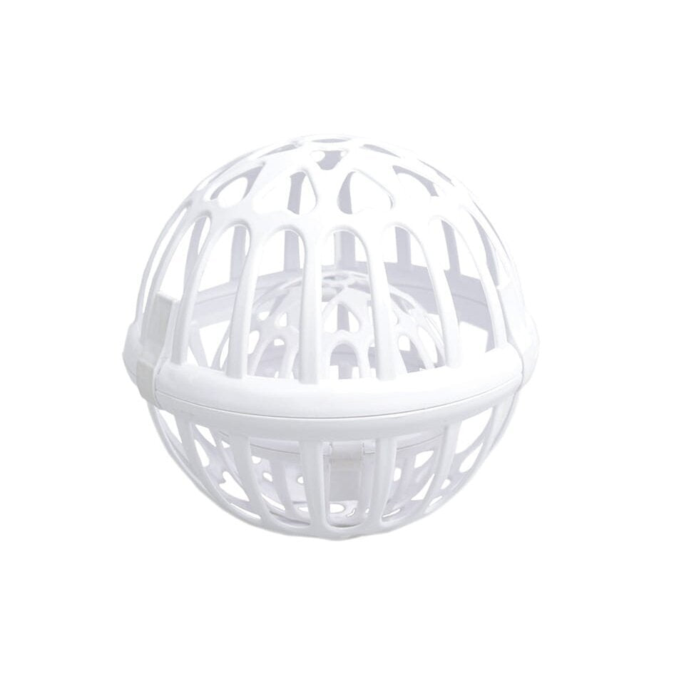 Julimex vaskekugle er en hvid, kugleformet vaskebold med et åbent gitterdesign, der afslører dens hule indre. Den er perfekt som vaskebold til undertøj på en almindelig hvid baggrund.