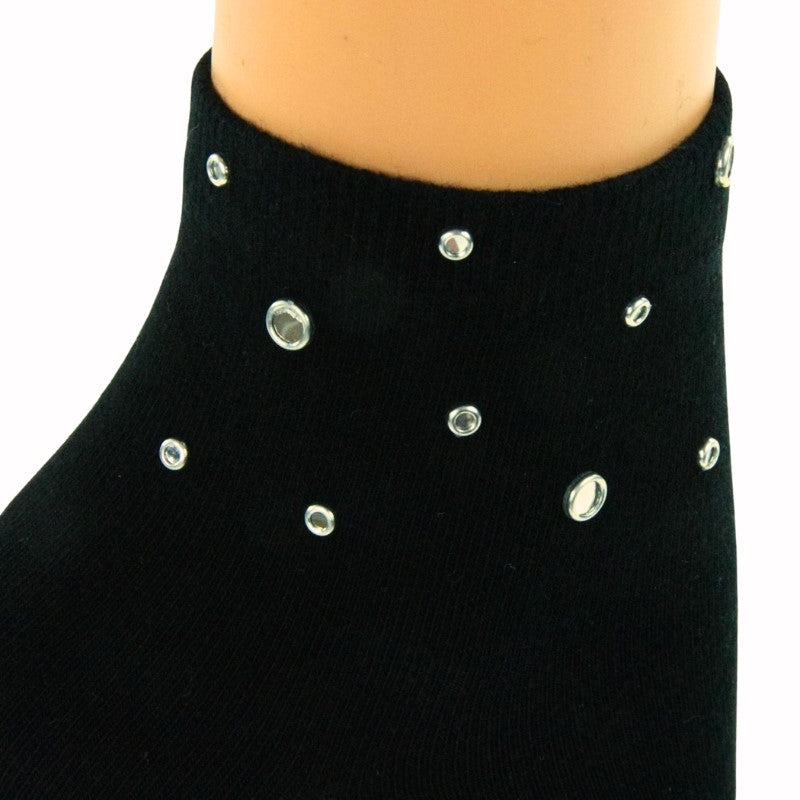 Et nærbillede af Moraj sorte korte dame strømper med små, skinnende rhinsten spredt på stoffet. Disse sokker, der vises på en mannequinfod, tilbyder elegance, funklende detaljer, luksus og komfort.