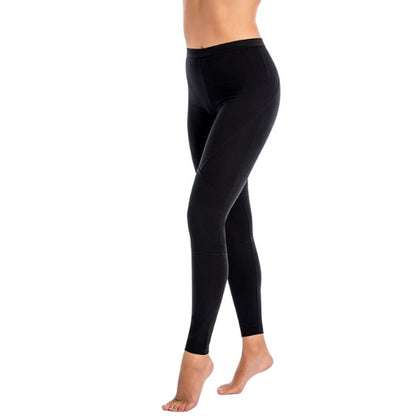 Teily leggings i sorte, lavet i behageligt og holdbart stof, bred elastik i taljen, der sikre at de holdes på plads og ikke glider ned 