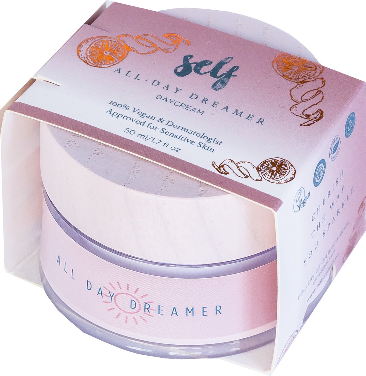 En rund krukke med All Day Dreamer vegansk dagcreme fra Natural Self i en lyserød og hvid æske med akvarelagtige citrusmotiver. Dermatologisk godkendt og ideel til sensitiv hud. Størrelse: 50 ml / 1.7 fl oz.