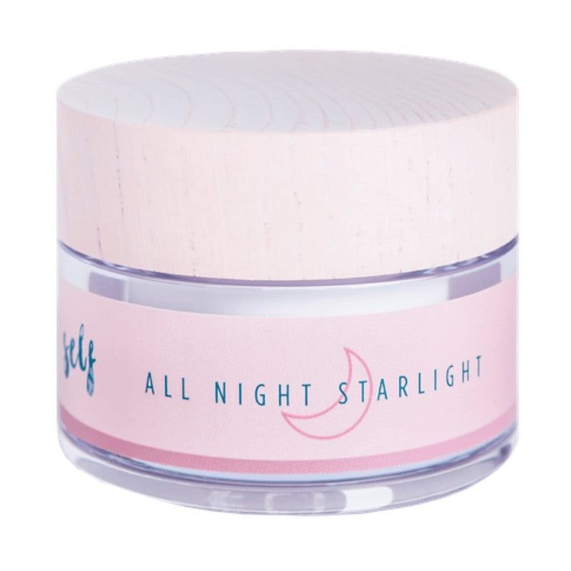 En rund krukke med natcreme fra Natural Self med lyserød etiket og hvidt låg. Etiketten har "ALL NIGHT STARLIGHT" i blå og pink, en halvmåne grafik og fremhæver vegansk hudpleje og naturlige ingredienser. Hvid baggrund; indholdet er synligt.