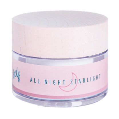 En rund krukke med natcreme fra Natural Self med lyserød etiket og hvidt låg. Etiketten har "ALL NIGHT STARLIGHT" i blå og pink, en halvmåne grafik og fremhæver vegansk hudpleje og naturlige ingredienser. Hvid baggrund; indholdet er synligt.