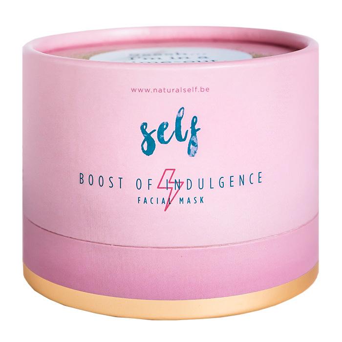 En pink cylindrisk Natural Self-beholder med guldbund, mærket "BOOST OF INDULGENCE FACIAL MASK" i blåt og pink, er vist forfra og lidt oppefra - ideel som fugtmaske til cellefornyelse. Hjemmeside: www.naturalself.be.