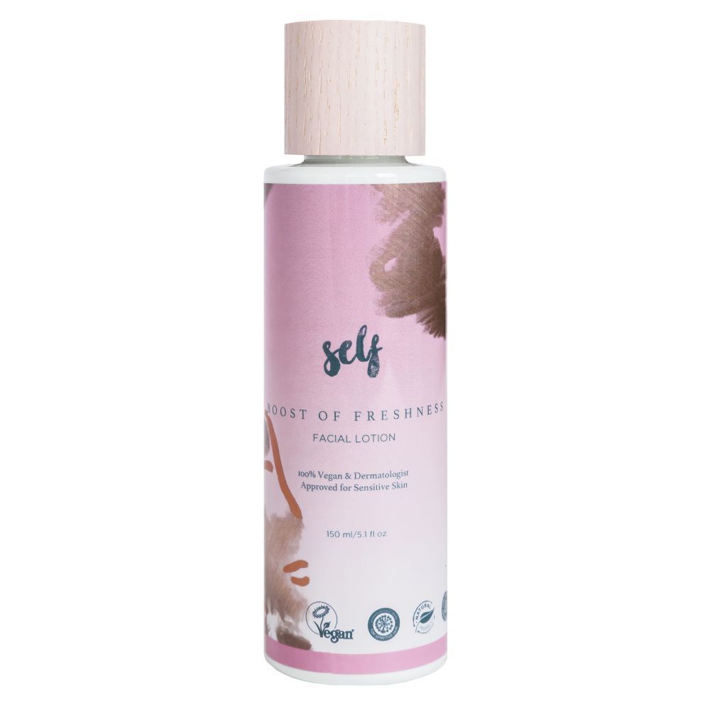 En 150 ml flaske Natural Self Boost of Freshness Facial Lotion har en lys træhætte, pink etiket med abstrakte motiver; denne veganske hudpleje er dermatologisk godkendt og velegnet til følsom hud.