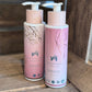 En pink pumpeflaske med Natural Self Fine Nourishing Hair Conditioner med guldfarvede blomster detaljer. Denne 100 % veganske, dermatologisk godkendte balsam til følsom hud tilfører glans. Flasken på 200 ml har certificerings ikoner i bunden.