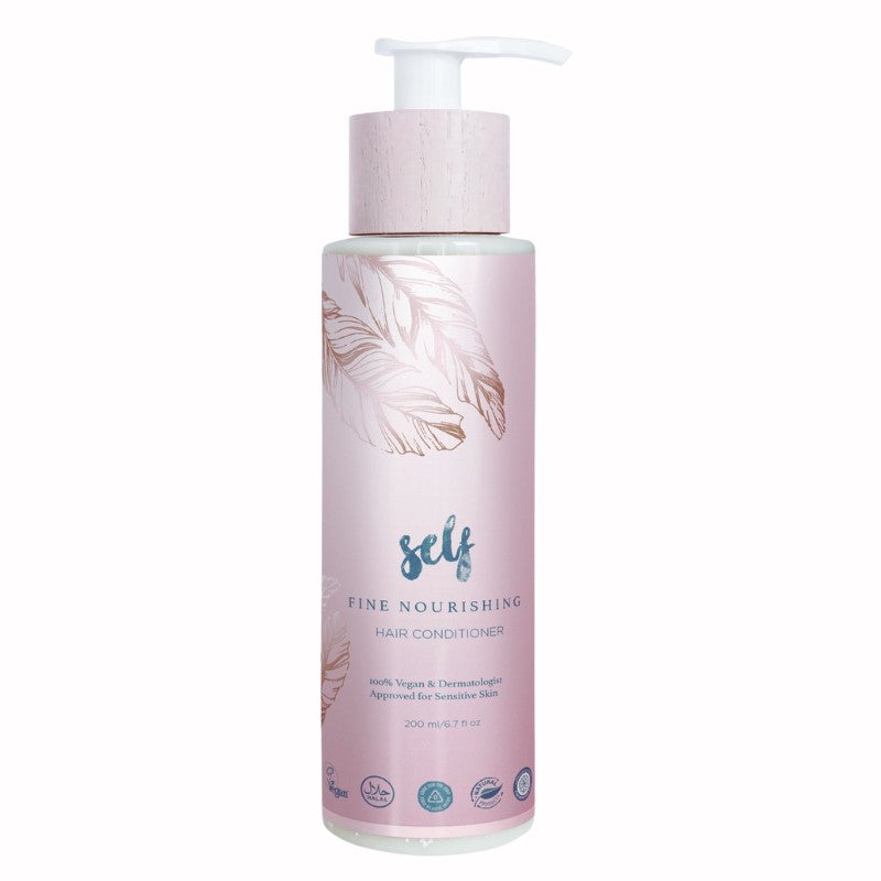 En pink pumpeflaske mærket "Natural Self Fine Nourishing Hair Conditioner" har fjer og fremhæver den som en vegansk, dermatologisk godkendt balsam til glansfuldt hår, velegnet til følsom hud, der indeholder 200 ml (6,7 fl oz).
