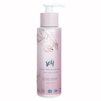 En pink pumpeflaske mærket "Natural Self Fine Nourishing Hair Conditioner" har fjer og fremhæver den som en vegansk, dermatologisk godkendt balsam til glansfuldt hår, velegnet til følsom hud, der indeholder 200 ml (6,7 fl oz).