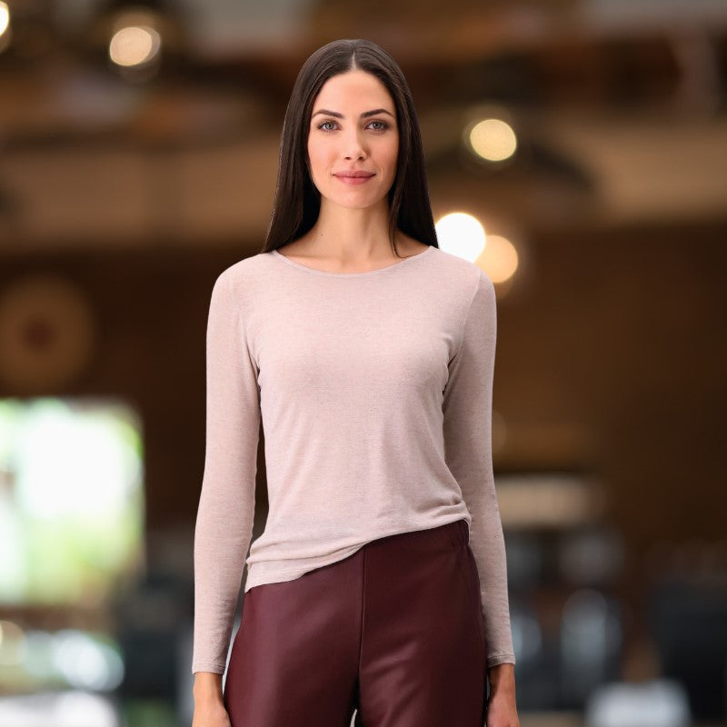 Blød, strækbar og holdbart langærmet beige trøje - lavet af cashmere.