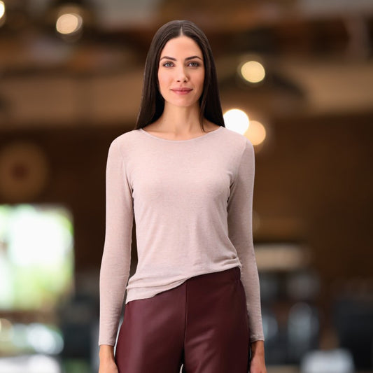 Blød, strækbar og holdbart langærmet beige trøje - lavet af cashmere.