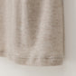 Billedet taget tæt på af den bløde cashmere trøje.