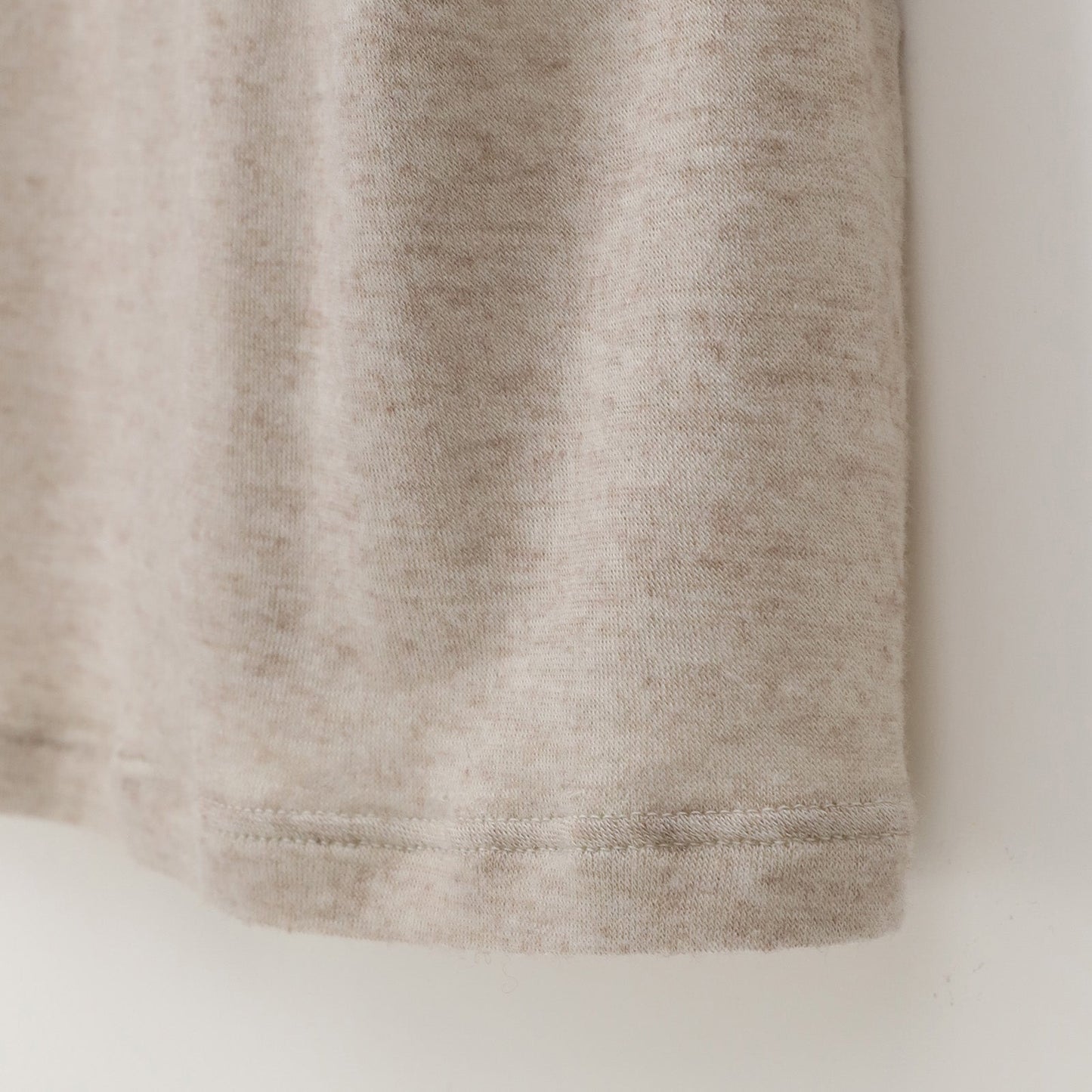 Billedet taget tæt på af den bløde cashmere trøje.