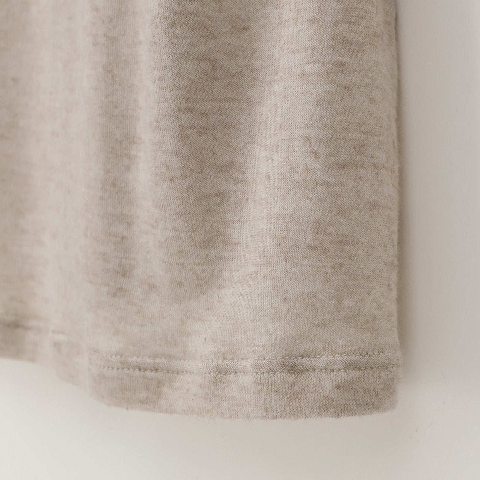 Billedet taget tæt på af den bløde cashmere trøje.
