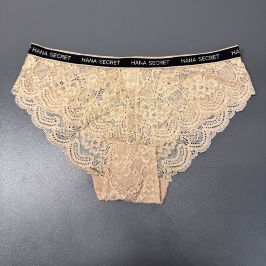 Et par Jessylia lys beige blondetrusser til kvinder med indviklede blomstermønstre og en sort linning trykt med "HANA SECRET" i hvidt, vist fladt på en almindelig grå baggrund.
