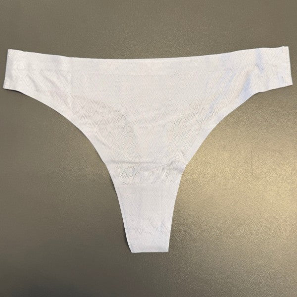 En hvid g-streng fra JESSYLIA med et diskret diamantmønster ligger fladt på en neutral overflade. Det bløde, strækbare stof og det minimalistiske design gør den ideel til dit yndlings lingeri-sæt.