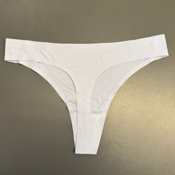 Et par JESSYLIA hvid g-streng-underbukser ligger fladt på en glat beige overflade og viser det subtile diamantmønstrede stof og den pæne linning og benåbninger.
