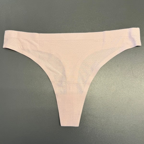 JESSYLIA lyserød g-streng har en lyserød nuance, subtil diamantformet struktur, sømløst design, bred linning og smal ryg for et minimalistisk look. Lagt fladt på en glat grå overflade viser denne blondetrusse elegant enkelhed.