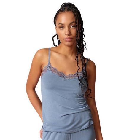 Camisole top i lys blå, med blondekant i halsudskæring, ærmegab og øverst på ryggen. 
