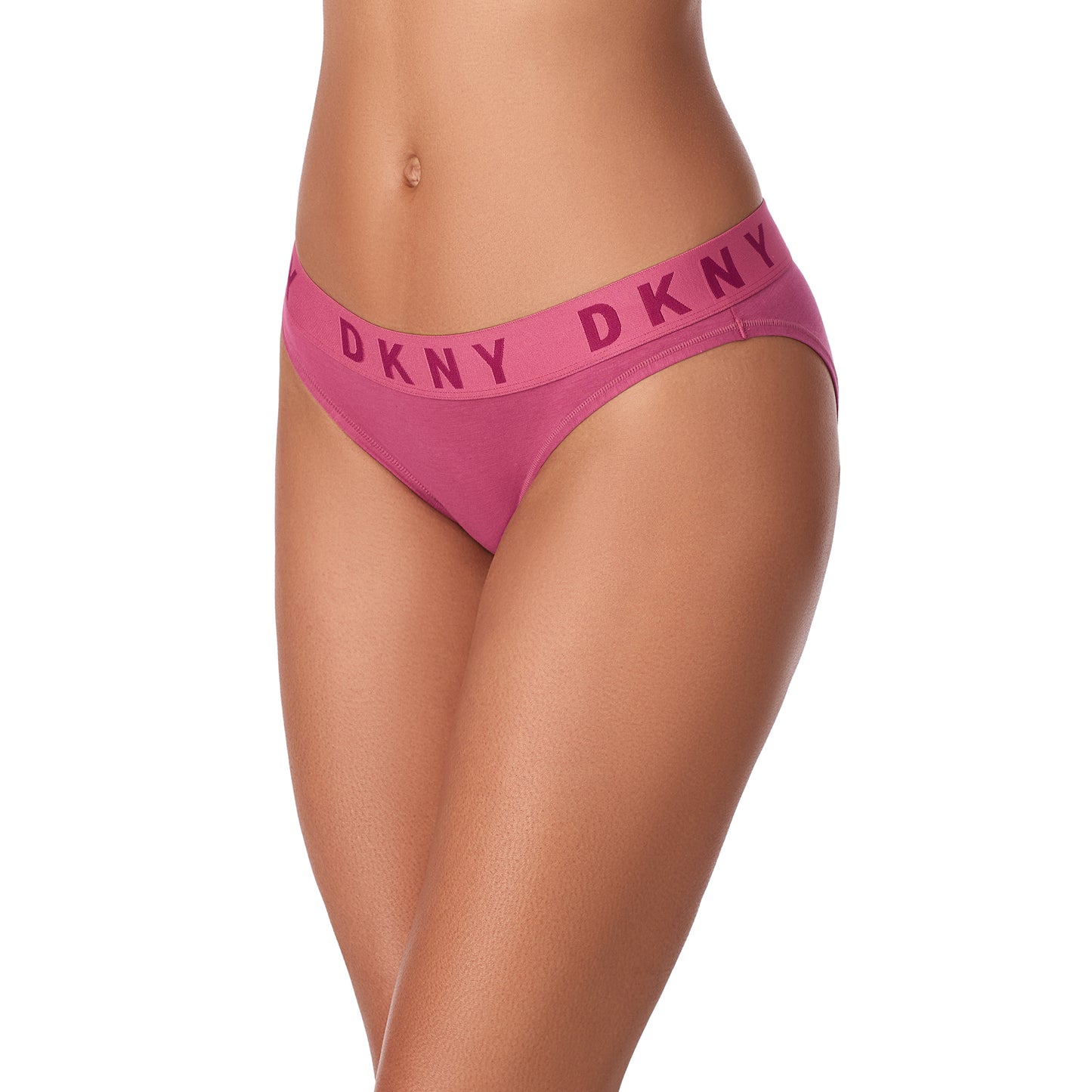En person bærer DKNY magenta bikini-stil Cozy Boyfriend Thong undertøj med en bred DKNY-logo linning. Billedet er beskåret, så man kun kan se overkroppen og lårene på en almindelig hvid baggrund.
