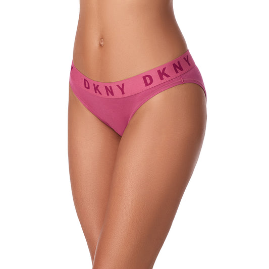 En person bærer DKNY magenta bikini-stil Cozy Boyfriend Thong undertøj med en bred DKNY-logo linning. Billedet er beskåret, så man kun kan se overkroppen og lårene på en almindelig hvid baggrund.