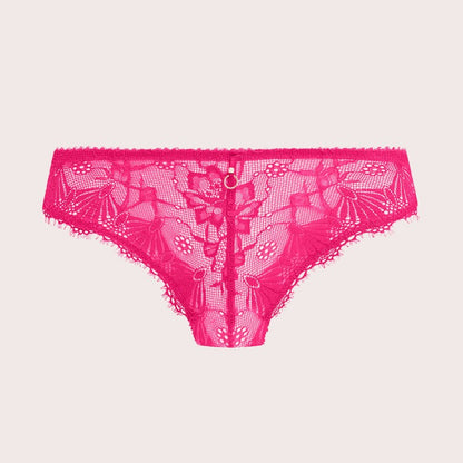 Freya hot pink lingeritrusser med blomstermønster, meshdetaljer, skulpterede blondekanter og en sløjfe foran med en lille charm for et elegant feminint touch. Set mod en almindelig lys beige baggrund.