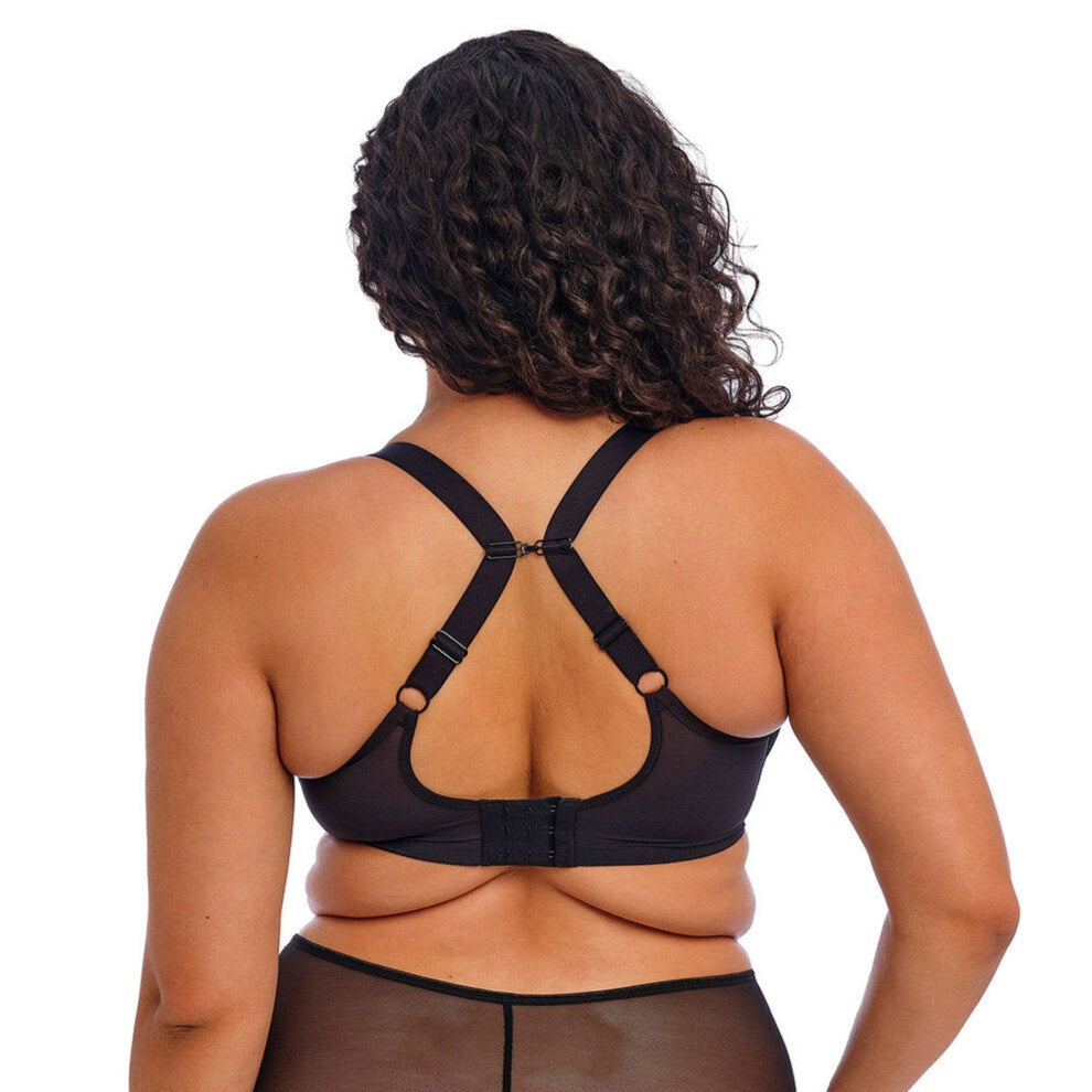 Bagfra, er modellen iført en sort Elomi-bh med justerbare stropper, som kan krydses ved hjælp af en lille hægtelukning.
