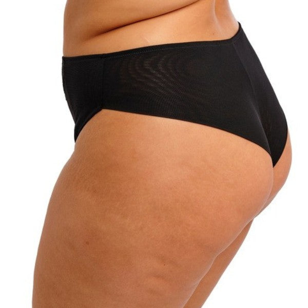 Et nærbillede fra siden viser en person iført Elomi Brazilian brief med fokus på hofte, lår og talje for at fremhæve den naturlige hudstruktur mod en almindelig hvid baggrund.