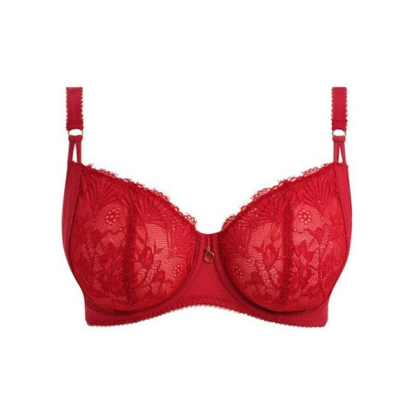 Freya balconette BH i kirsebærrød har bøjlestøtte, blomstrede blondeskåle, justerbare stropper og en guldringdetalje midt foran. Elegante blondebroderier fremhæver looket. Vist mod en almindelig hvid baggrund.