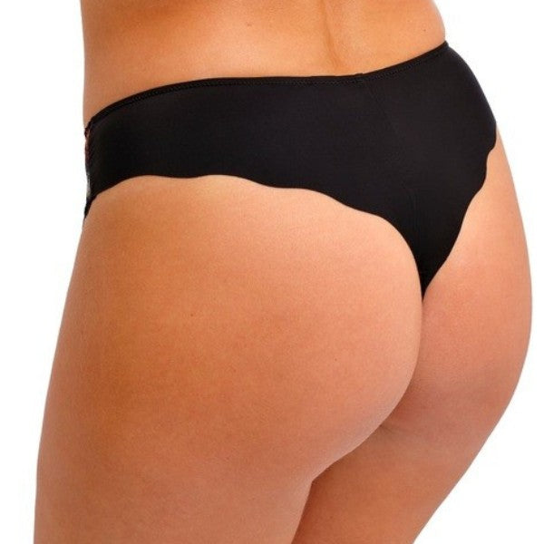 Nærbillede af en person iført Fantasie sømløs sort Magdalena Noir string-trusse, set bagfra. Det tætsiddende undertøj har et glat, minimalistisk look på lænden og hofterne mod en hvid baggrund.