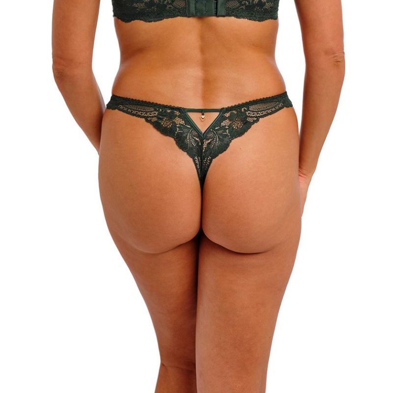 En kvinde set bagfra bærer Wacoal luksus lingeri i mørkegrøn. G-strengen har trekantede blonder og en lille dekorativ charm i linningen, som komplementerer hendes glatte, lysebrune hud.