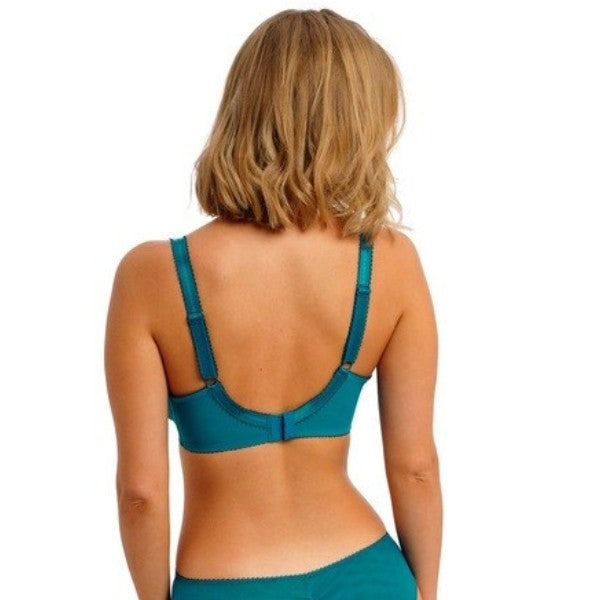 En kvinde med skulderlangt blondt hår ses bagfra iført Freya Bombshell Teal Loveland plunge-bh og matchende undertøj med justerbare stropper og krog-og-øje-lukning på en almindelig hvid baggrund.