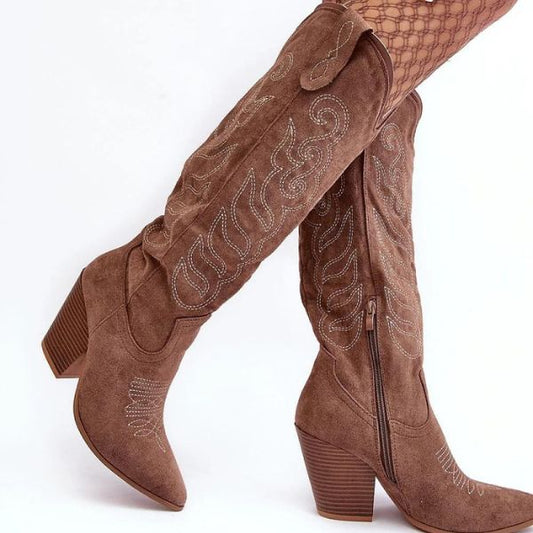 Cowboy støvler, med hæl og broderinger i kontrastfarve