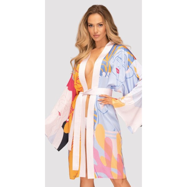 Celenty badekåbe i kimono stil, multifarvet, brede lange ærmer  og løs pasform.  Længden er til knæet. 