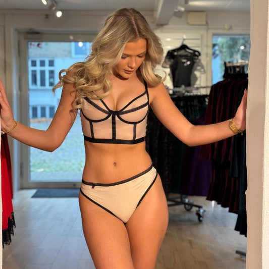 Obsessive, Nudelia bh sæt - Dette fine bh sæt i nude med sorte streg mønster hen over bh cup, på det ekstra nude stof under bhén og med sort kant under nude stoffet.