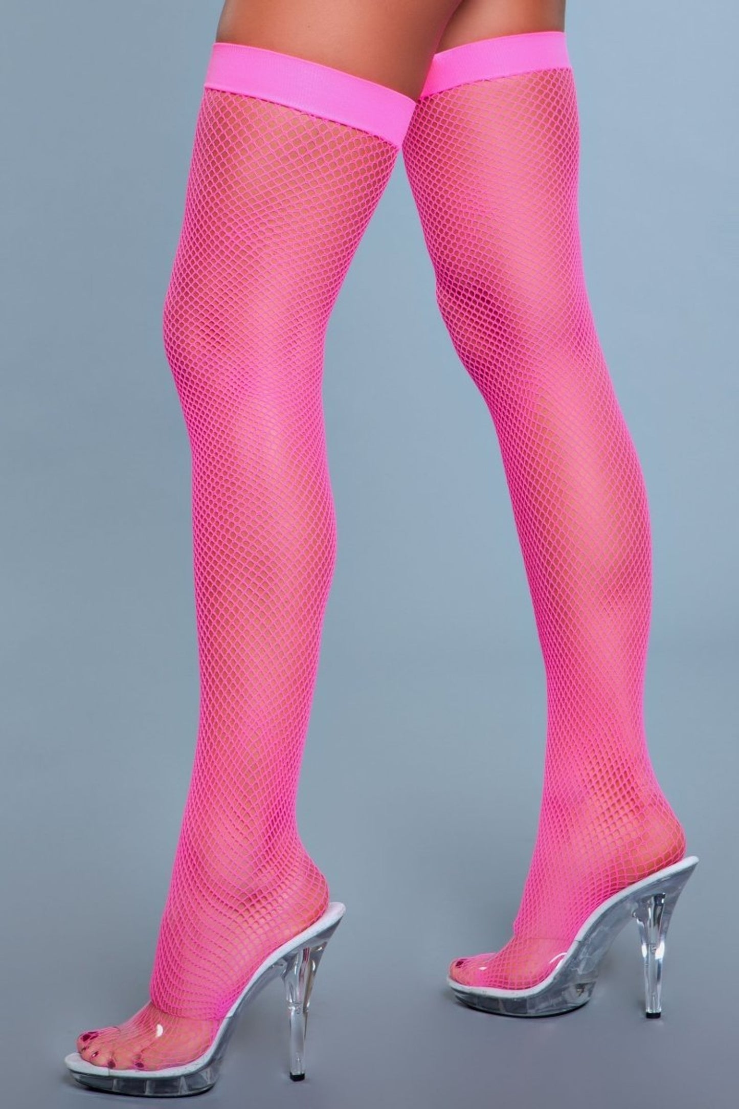 Bewicked, Neon pink thigh high netstrømper - De fremhæver smukt dine ben og tilføjer farverigt præg. Med fint fiskenetmønster og bred elastisk kant sidder de behageligt og sikkert.