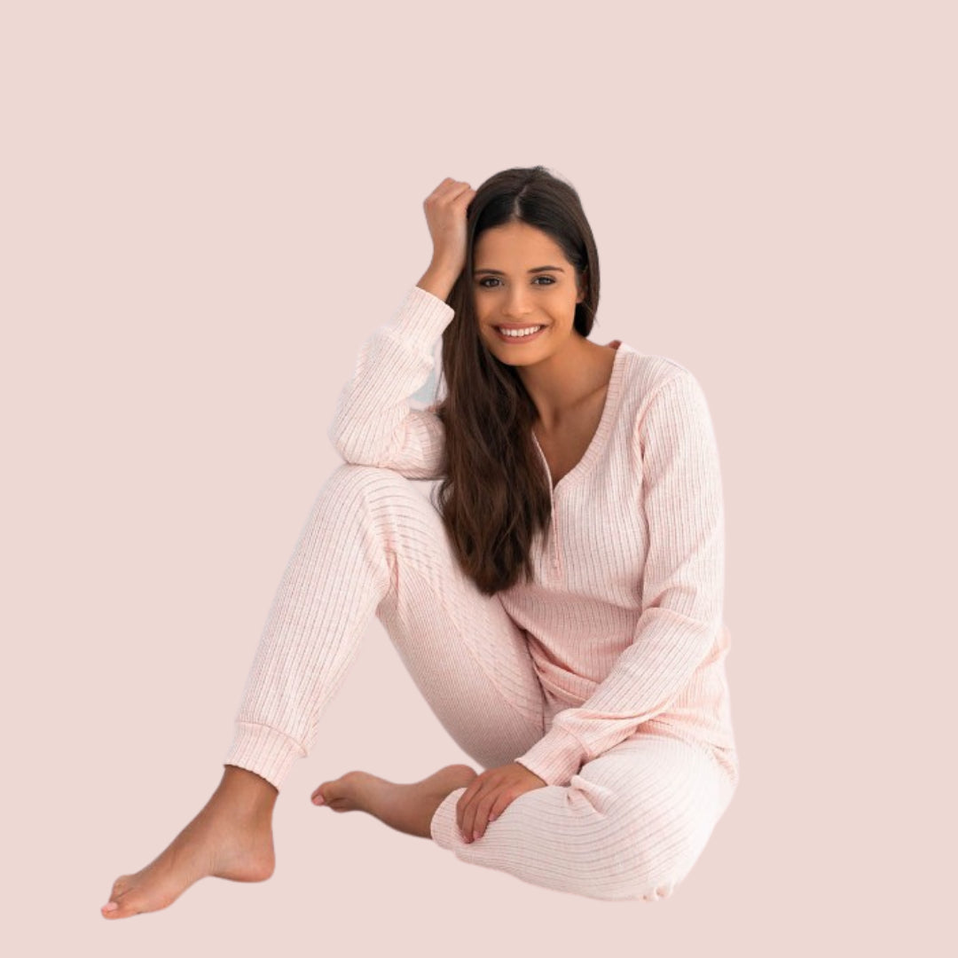 Sensis, Ella pyjamas sæt - Med sin fine lyserøde farve, behagelige materiale og smukke ribkanter på ærmer og ben vil denne pyjamas passe perfekt til aften/nat. 