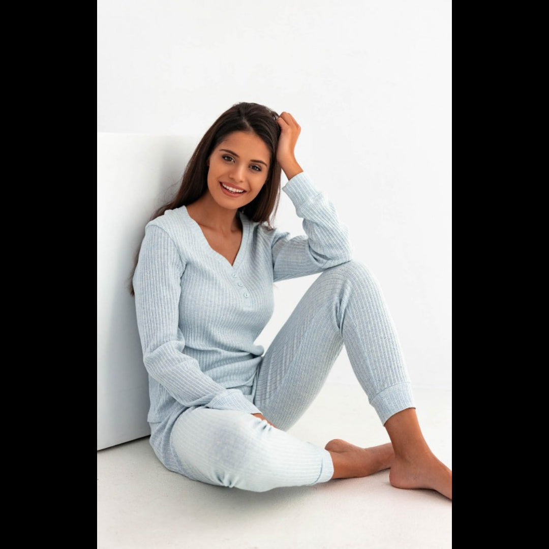 Sensis, Everly pyjamas sæt - Den smukke lyseblå farve vil klæde enhver kvinde der vil føle sig chik og feminin i dette sæt.