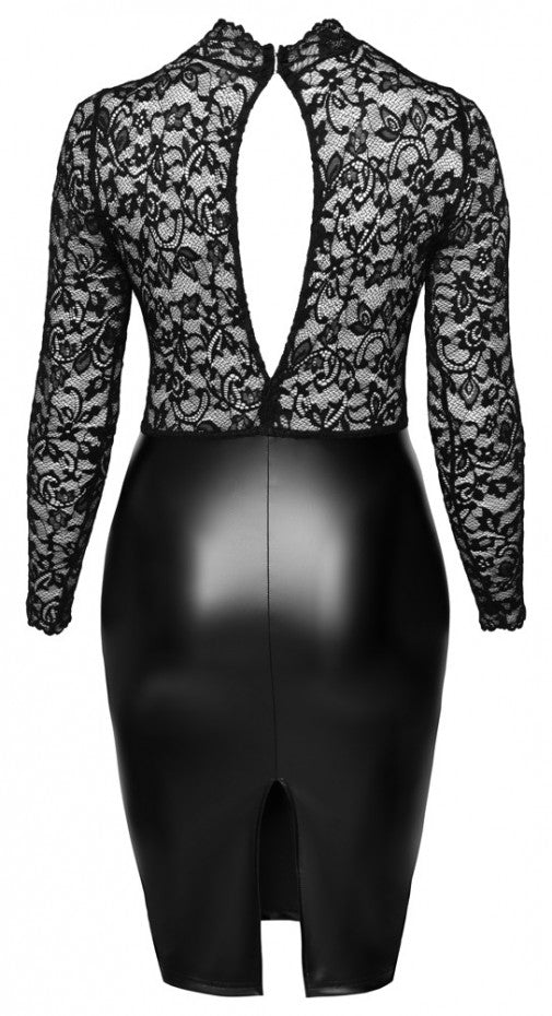 Noir Handmade, Curve pencil kjole - Elegant Noir-kjole kombinerer blonder med wetlook-accenter. Med krave og en definerende bagpå-slids, fremhæver den kroppens konturer.